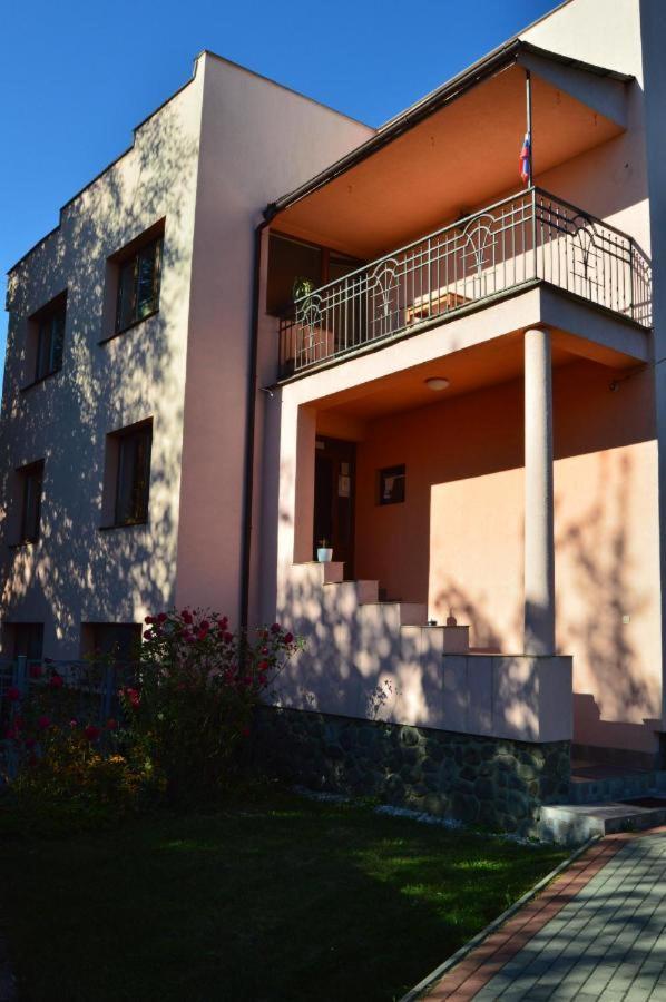 Bomba Ubytko Apartment Снина Екстериор снимка